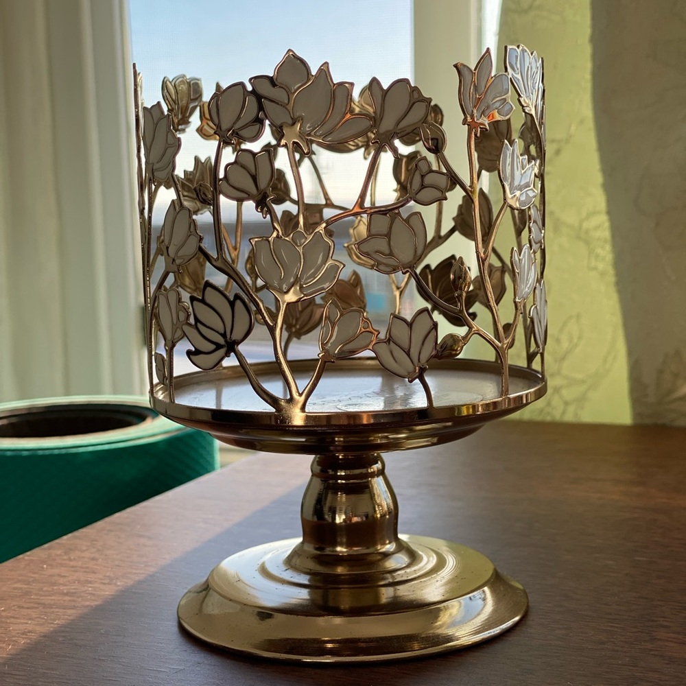 1 BATH BODY WORKS MAGNOLIA FLOWER GOLD 3 WICK CANDLE HOLDER  PEDESTAL  Used